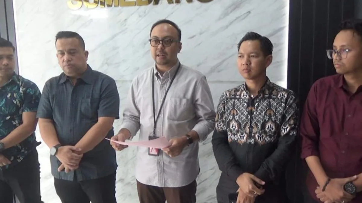 Kasi Pidum Kejari Sumedang memberikan keterangan pers terkait tersangka korupsi Dishub.