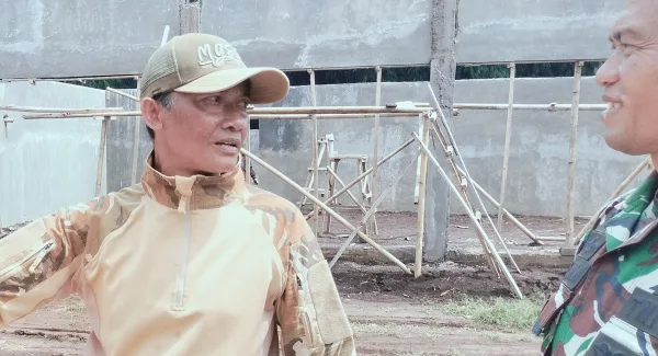 Kepala Desa Gunungmanik, Deni Alamsyah pimpin ratusan warga bangun Gerai KDKMP Gunungmanik pada Minggu (12/4/2026)