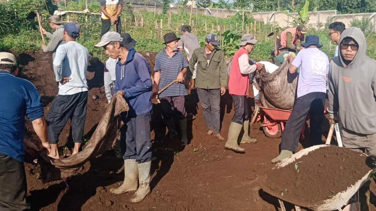 Ratusan warga Gunungmanik bergotong royong membangun Gerai KDKMP Gunungmanik pada Minggu (12/4/2026)