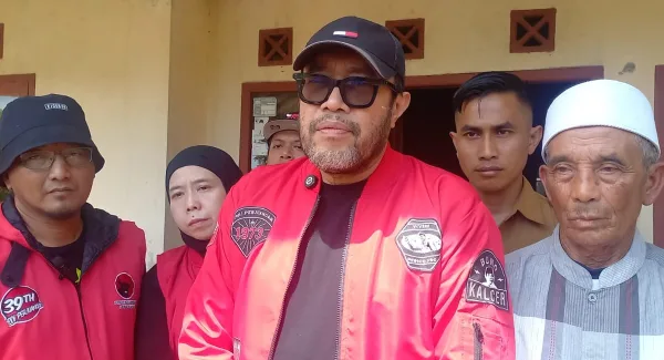 Ketua DPD PDI Perjuangan Jawa Barat, Ono Surono bersama pengurus DPC PDI Perjuangan Sumedang menyerahkan bantuan bagi keluarga korban tanah longsor Desa Mekar Rahayu