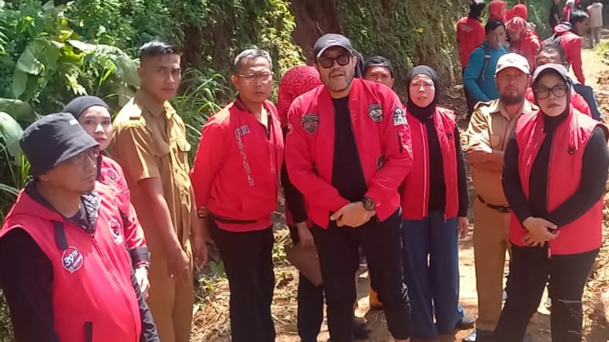 Pimpinan dan pengurus DPD PDI Perjuangan Jawa Barat saat menyerahkan bantuan kepada korban tanah longsor di Desa Mekarahayu Kecamatan Sumedang Selatan pada Senin (13/4/2026)