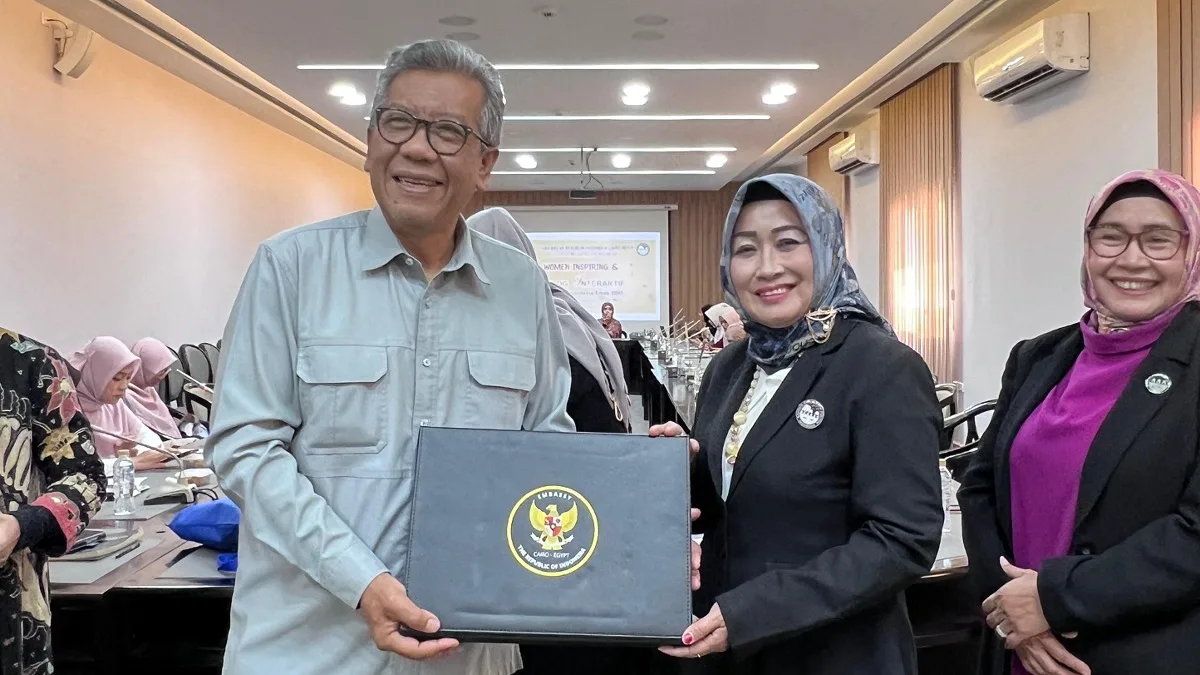 Anggota DPRD Kabupaten Sumedang, Sonia Sugian saat menerima cinderamata dari Dubes RI untuk Mesir, Kuncoro Giri Waseso