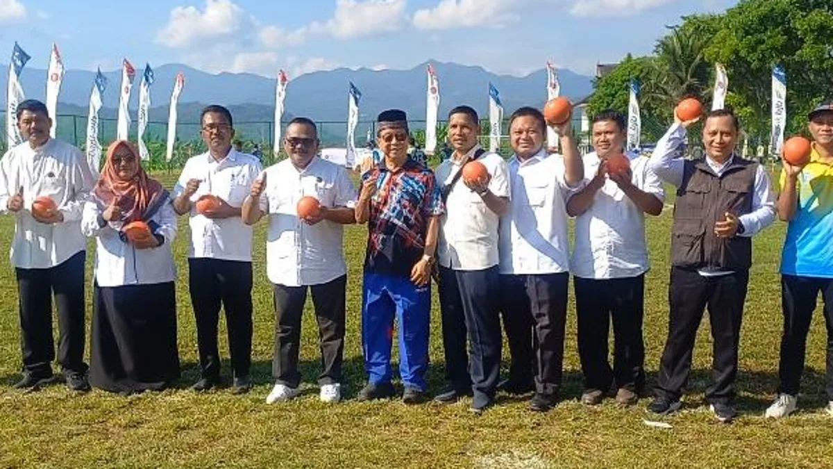 Para Kepala Sekolah Dasar penerima bantuan bola berstandar internasional dari pengusaha asal Majalengka, H. Irwan