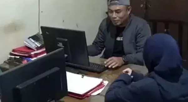 Mantan atlet Sumedang VM saat diperiksa di Polsek Sumedang Utara terkait laporan palsu