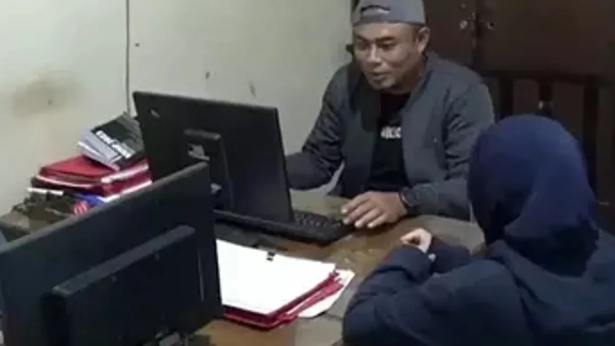 Mantan atlet Sumedang VM saat diperiksa di Polsek Sumedang Utara terkait laporan palsu