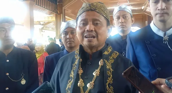 Bupati Sumedang Dony Ahmad Munir kenakan baju adat di Hari Jadi Sumedang ke-448
