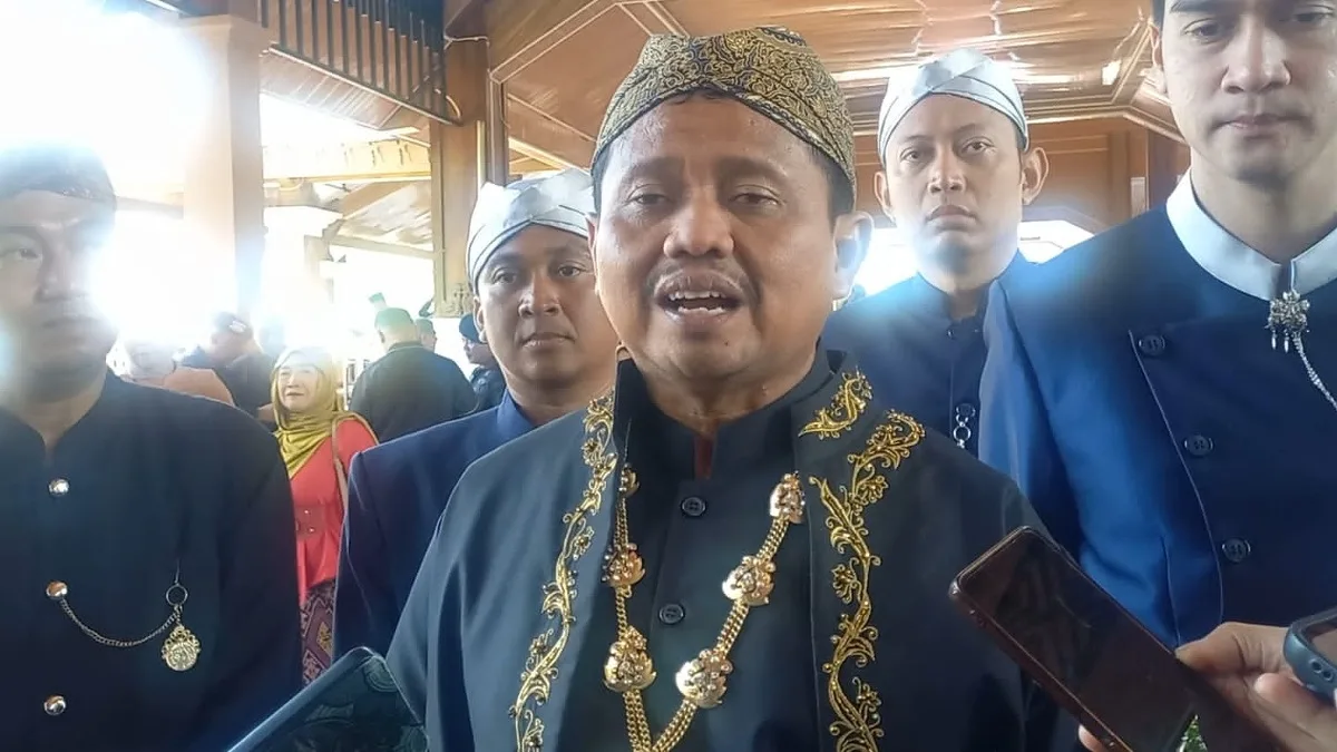 Bupati Sumedang Dony Ahmad Munir kenakan baju adat di Hari Jadi Sumedang ke-448