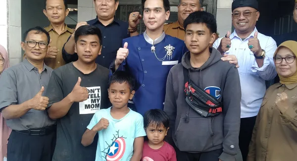 Wabup Sumedang M. Fajar Aldila saat mengunjungi Isan di Tanjungsari pada Senin (20/4/2026)