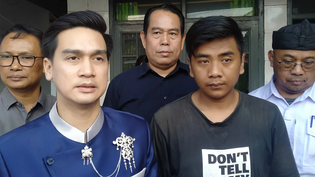 Wabup Sumedang, M.Fajar Aldila (kiri) bersama orang tua Ikhsan (Imam Agus Faisal) 