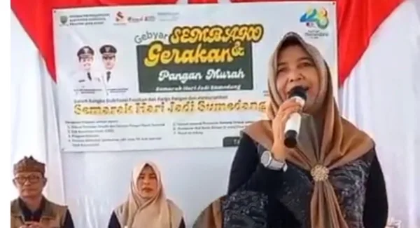 Sekretaris Daerah Kabupaten Sumedang, Tuti Ruswati saat menyampaikan sambutannya di acara Semarak Hari Jadi Sumedang ke 448 Wilayah I di Kecamatan Tanjungsari Sumedang pada Selasa (21/4/2026)