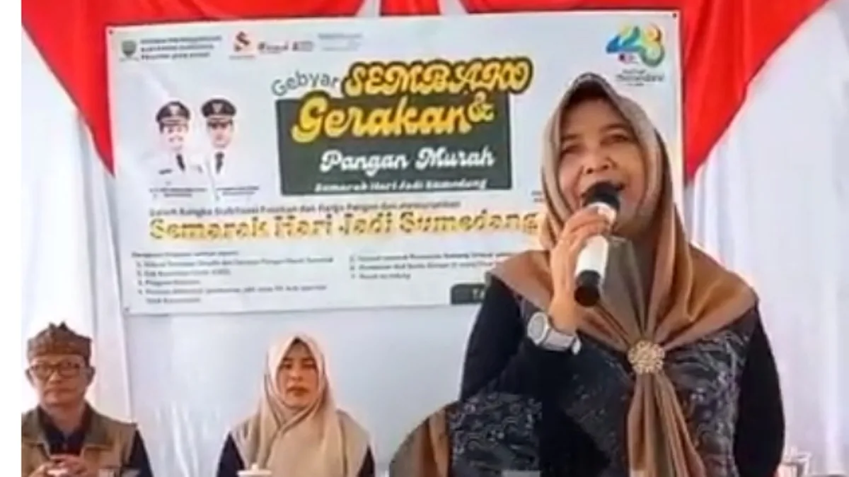 Sekretaris Daerah Kabupaten Sumedang, Tuti Ruswati saat menyampaikan sambutannya di acara Semarak Hari Jadi Sumedang ke 448 Wilayah I di Kecamatan Tanjungsari Sumedang pada Selasa (21/4/2026)