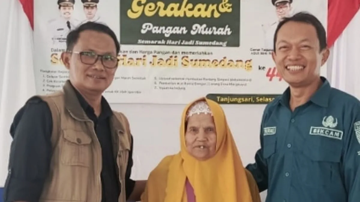 Camat Tanjungsari, Agus Beni Triadhie didampingi Sekretaris Kecamatan, Agus Turaz saat memberikan bantuan sosial dalam acara Semarak Hari Jadi Sumedang ke 448 Wilayah I Sumedang.