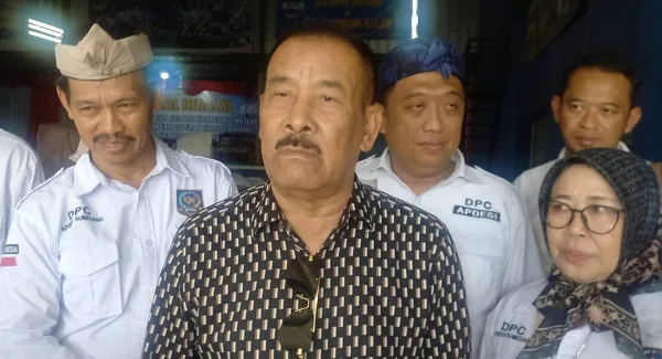 H. Umuh Muchtar memberikan sambutan di acara Halal Bihalal APDESI Sumedang