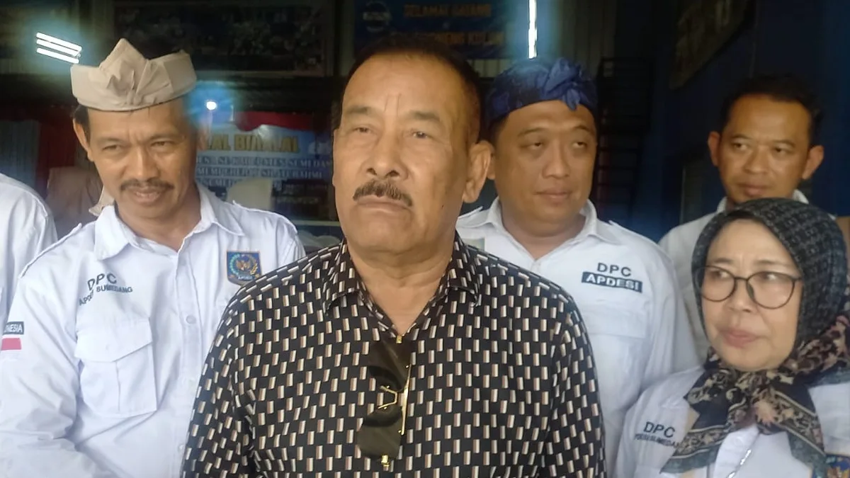 H. Umuh Muchtar memberikan sambutan di acara Halal Bihalal APDESI Sumedang