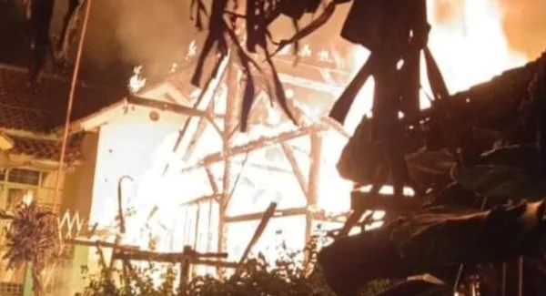 Kondisi rumah terbakar di Desa Cikahuripan Cimanggung Sumedang.