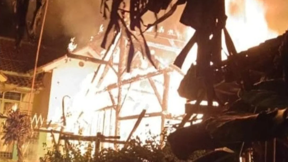 Kondisi rumah terbakar di Desa Cikahuripan Cimanggung Sumedang.