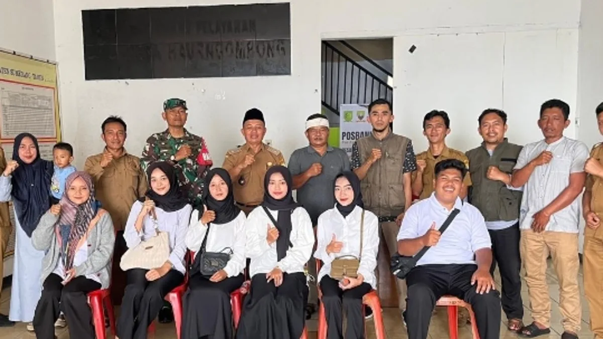Kepala Desa Haurngombong beserta panitia seleksi perangkat desa dan peserta seleksi berfoto bersama pada Senin (27/4/2026)