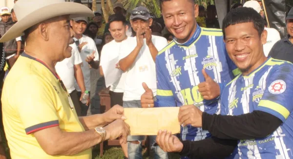 Zaenal Arif dan Eka Ramdani dalam laga eksebisi di Lapangan SPMA Tanjungsari Sumedang pada Minggu (26/4/2026)