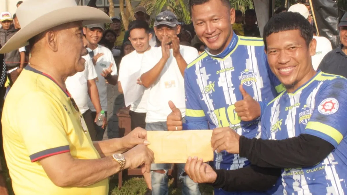 Zaenal Arif dan Eka Ramdani dalam laga eksebisi di Lapangan SPMA Tanjungsari Sumedang pada Minggu (26/4/2026)