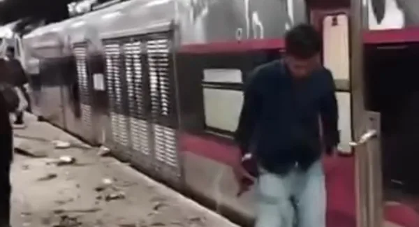 Seorang penumpang yang berhasil selamat dalam insiden tabrakan KAJJ dengan KRL commuter line di Stasiun Bekasi Timur pada Senin (27/4/2026)