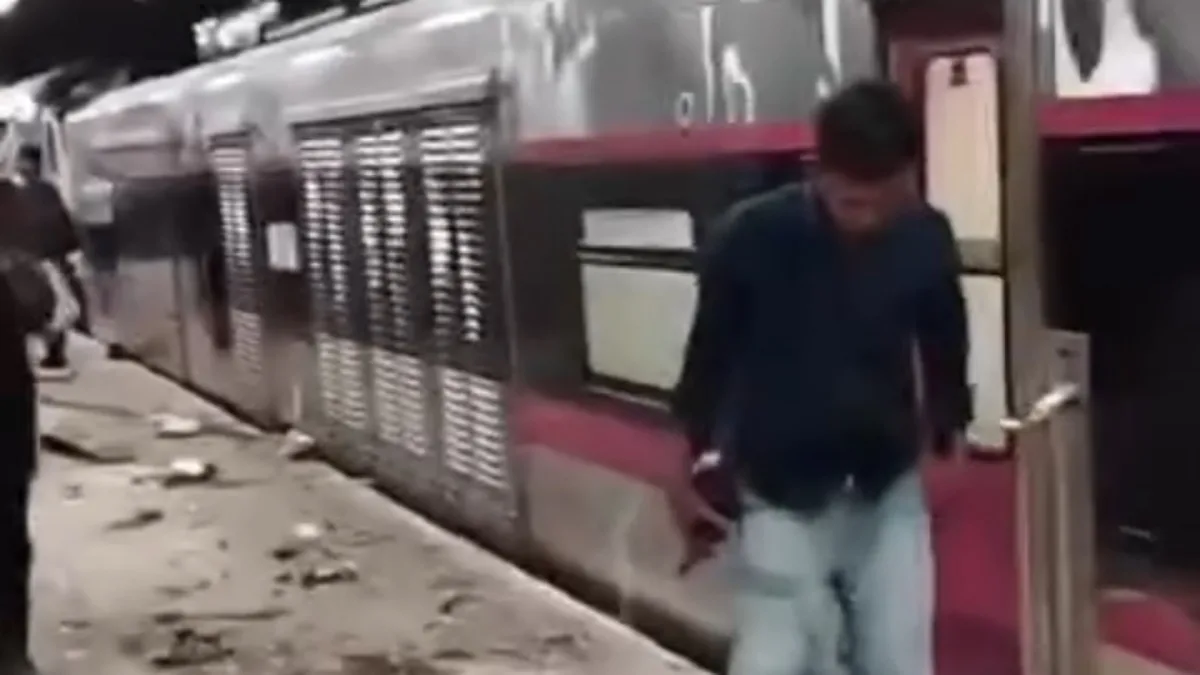 Seorang penumpang yang berhasil selamat dalam insiden tabrakan KAJJ dengan KRL commuter line di Stasiun Bekasi Timur pada Senin (27/4/2026)