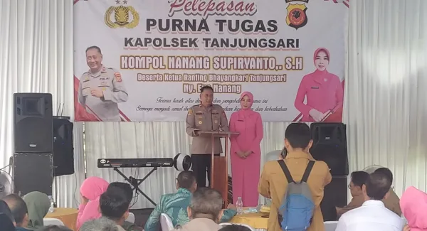 Kapolsek Tanjungsari, Kompol Nanang Supiryanto didampingi Ketua Ranting Bhayangkari, Ny.Eva dalam acara Pelepasan Purna Tugas di Mapolsek Tanjungsari Sumedang pada Selasa (28/4/2026)