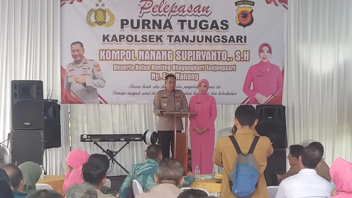 Kapolsek Tanjungsari, Kompol Nanang Supiryanto didampingi Ketua Ranting Bhayangkari, Ny.Eva dalam acara Pelepasan Purna Tugas di Mapolsek Tanjungsari Sumedang pada Selasa (28/4/2026)