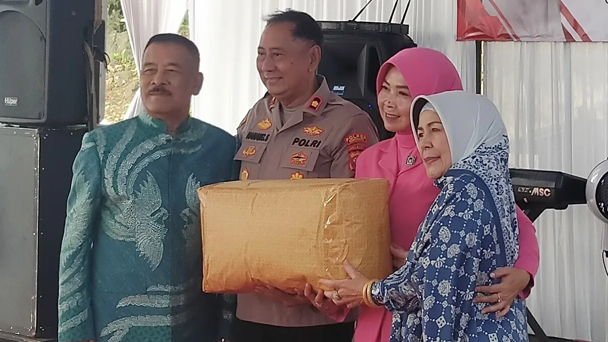 Tokoh masyarakat Jawa Barat, H. Umuh Muchtar bersama Istrinya saat memberikan cinderamata kepada Kompol Nanang Supiryanto didampingi Ny.Eva dalam acara Pelepasan Purna Tugas Kapolsek Tanjungsari DDI Mapolsek Tanjungsari Sumedang pada Selasa (28/4/2026)