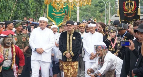 Prosesi kirab mahkota kemaharajaan Sunda di Sumedang bersama Gubernur Jawa Barat.