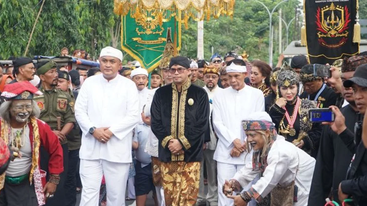 Prosesi kirab mahkota kemaharajaan Sunda di Sumedang bersama Gubernur Jawa Barat.