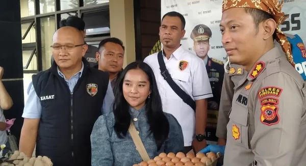 Kapolres Sumedang AKBP Sandityo Mahardika didampingi Kasat Reskrim Polres Sumedang menyerahkan telur barang bukti yang tersisa dari TNI gadungan
