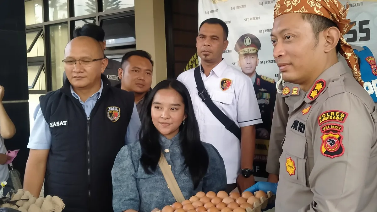 Kapolres Sumedang AKBP Sandityo Mahardika didampingi Kasat Reskrim Polres Sumedang menyerahkan telur barang bukti yang tersisa dari TNI gadungan