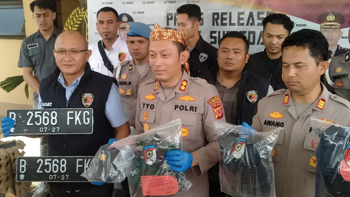 Kapolres Sumedang, AKBP Sandityo Mahardika didampingi Kasat Reskrim beserta jajaran memperlihatkan barang bukti hasil kejahatan TNI gadungan yang menipu grosir di Sumedang 