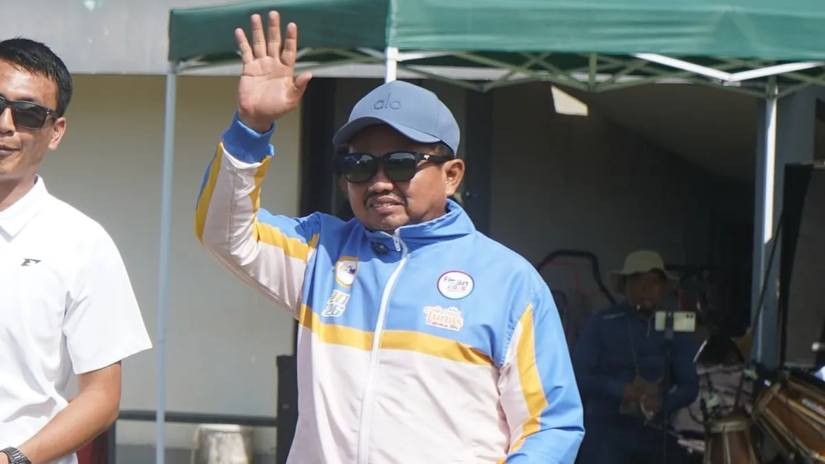 Bupati Sumedang Dony Ahmad Munir saat membuka acara O2SN dan FTBI 2026 di Stadion Ahmad Yani Sumedang