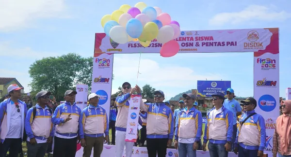 Bupati Sumedang Dony Ahmad Munir membuka OSN dan O2SN 2026 di Stadion Ahmad Yani