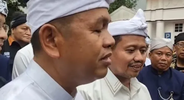 Gubernur Jawa Barat, Dedi Mulyadi didampingi Bupati Sumedang, Dony Ahmad Munir seusai acara prosesi penyerahan mahkota Binokasih