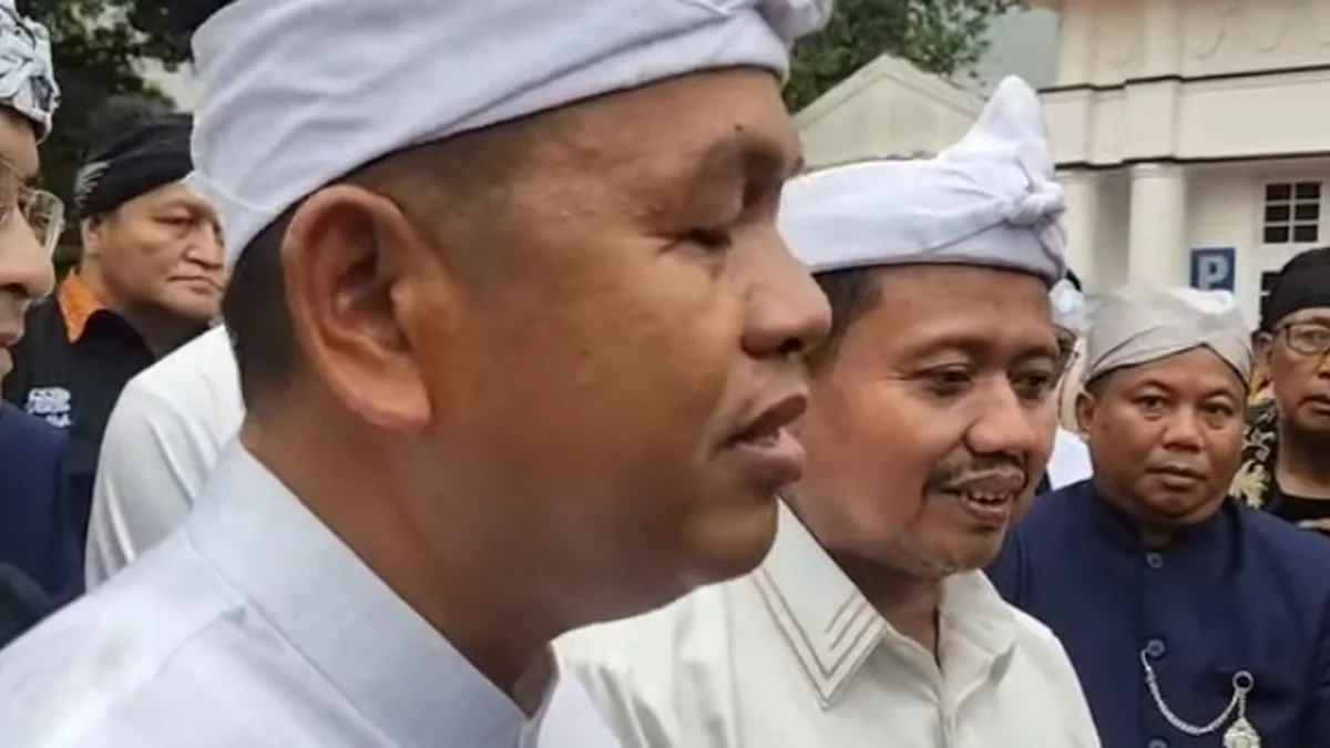 Gubernur Jawa Barat, Dedi Mulyadi didampingi Bupati Sumedang, Dony Ahmad Munir seusai acara prosesi penyerahan mahkota Binokasih