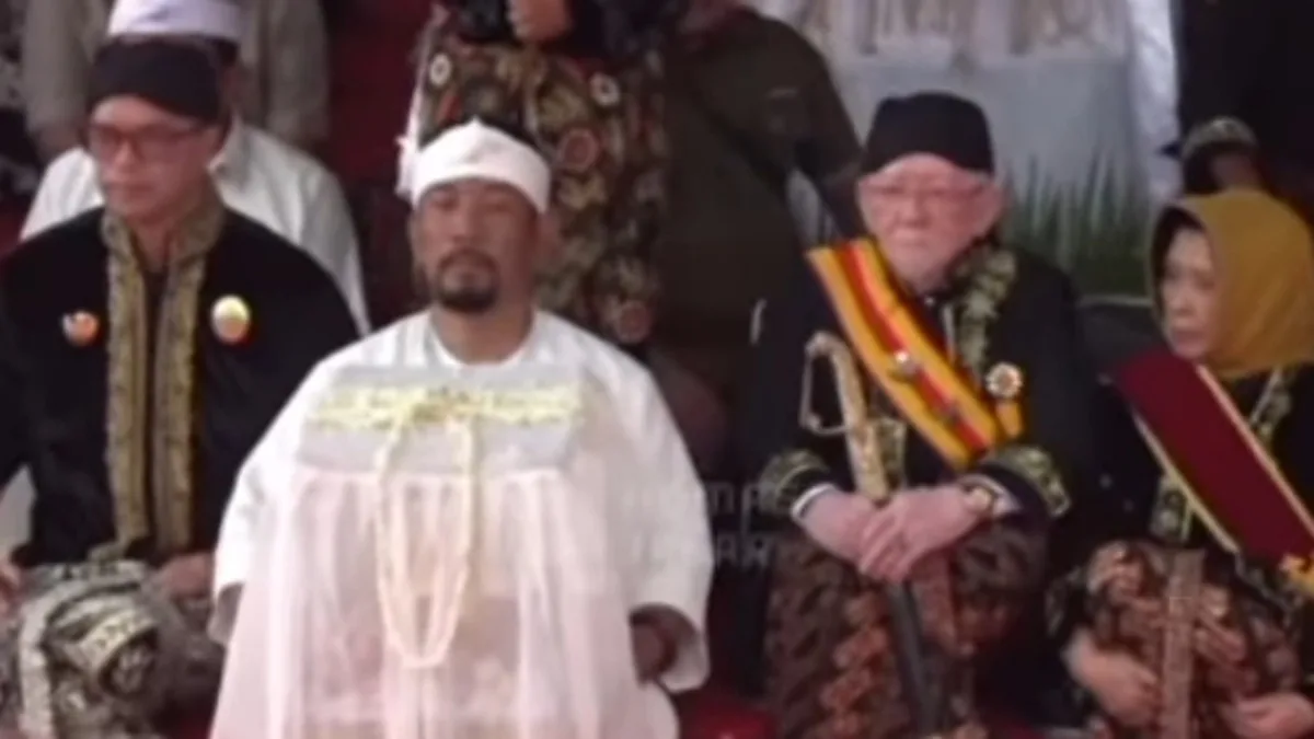 Tampak Radya keraton Sumedang Larang, yang H.R.I. Lukman Soemadisoeria bersama istri dan Radya Anom R. Luky Djohari di depan keraton pada saat prosesi menyerahkan Mahkota Binokasih untuk diarak dalam rangkaian acara Milangkala Tatar Sunda
