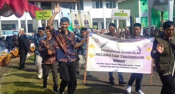 Defile kontingen kecamatan pada acara Pentas PAI SD Sumedang 2026