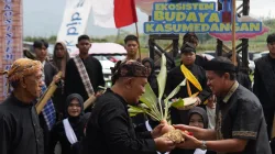 Bupati Sumedang H. Dony Ahmad Munir saat membuka Upacara Pekan Adat Ngalaksa 2026 di Geoteater Rancakalong.