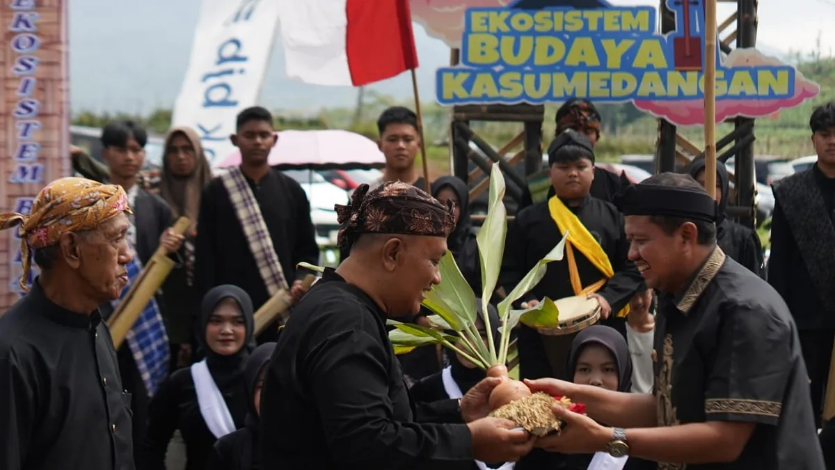 Bupati Sumedang H. Dony Ahmad Munir saat membuka Upacara Pekan Adat Ngalaksa 2026 di Geoteater Rancakalong.