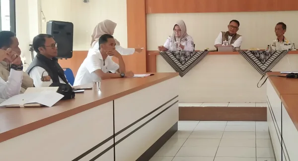 Camat Tanjungsari Agus Beni Triadhie pimpin musyawarah perbaikan jalan desa.