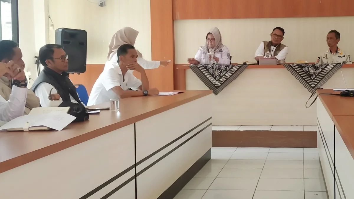Camat Tanjungsari Agus Beni Triadhie pimpin musyawarah perbaikan jalan desa.