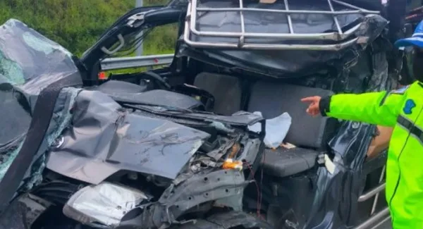 Kondisi mobil Grand Max pick up ringsek setelah kecelakaan di Tol Cisumdawu KM 176 Sumedang.
