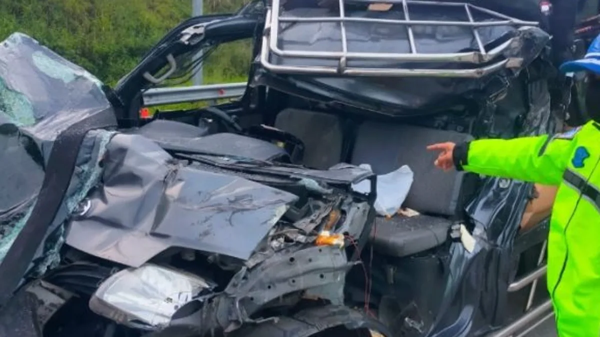 Kondisi mobil Grand Max pick up ringsek setelah kecelakaan di Tol Cisumdawu KM 176 Sumedang.