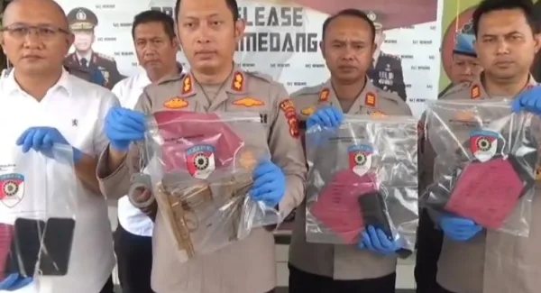 Kapolres Sumedang AKBP Sandityo Mahardika tunjukkan barang bukti senpi rakitan dan tersangka polisi gadungan.