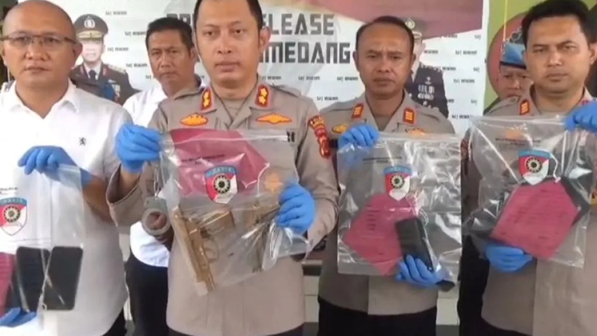Kapolres Sumedang AKBP Sandityo Mahardika tunjukkan barang bukti senpi rakitan dan tersangka polisi gadungan.