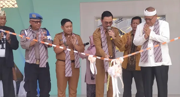 Mewakili Bupati Sumedang, Kadisdik Dr. Eka Ganjar Kurniawan resmikan Panggung Galuh Stansa SMP Negeri 1 Tanjungsari Edeng pada Senin (11/5/2026)