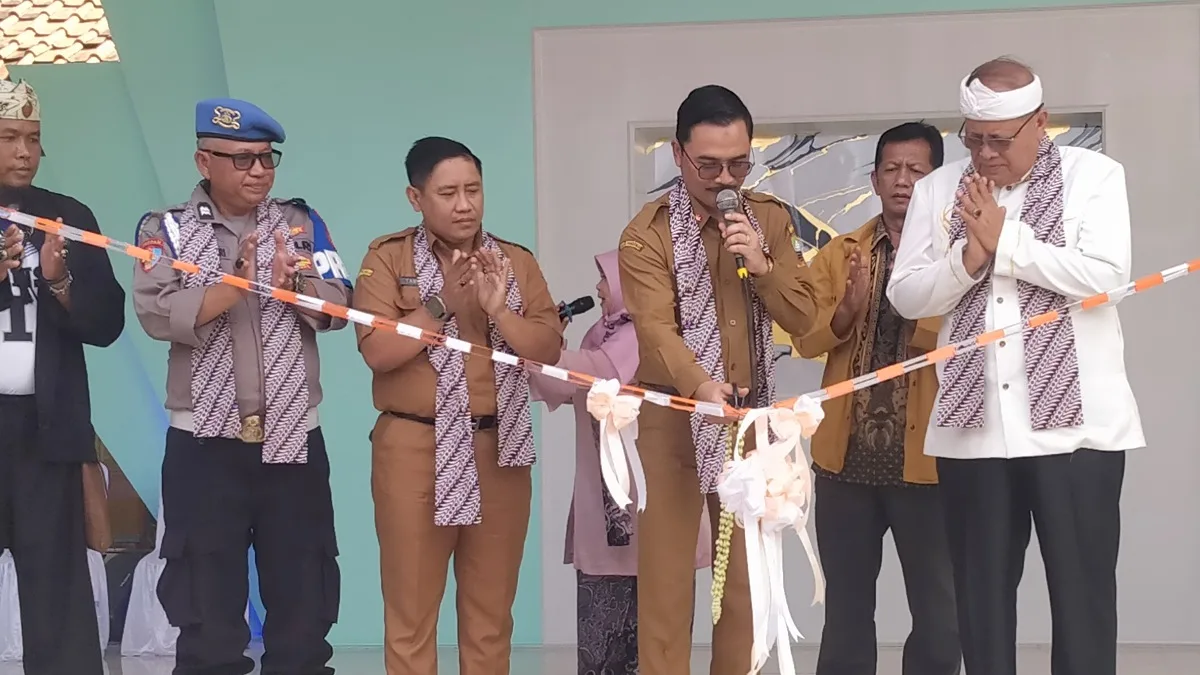 Mewakili Bupati Sumedang, Kadisdik Dr. Eka Ganjar Kurniawan resmikan Panggung Galuh Stansa SMP Negeri 1 Tanjungsari Edeng pada Senin (11/5/2026)