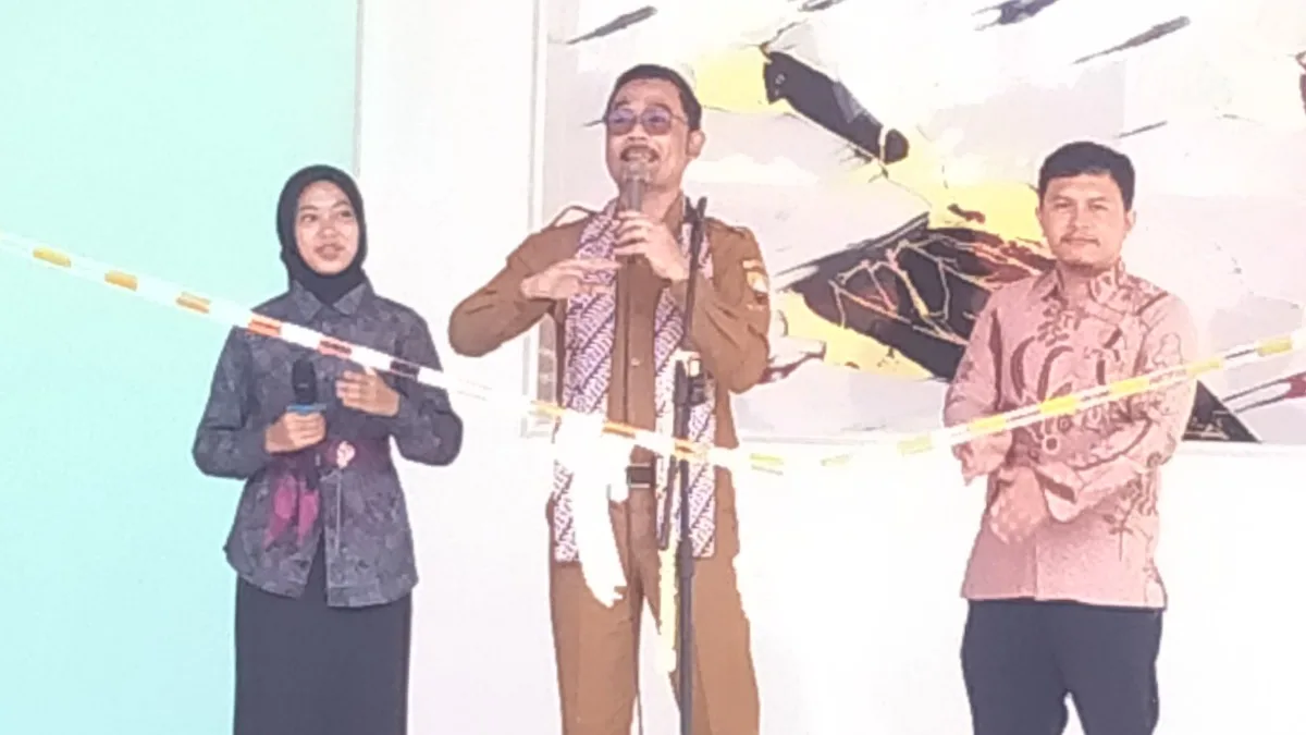Kadisdik Sumedang Dr. Eka Ganjar Kurniawan saat meresmikan Panggung Galuh Stansa SMPN 1 Tanjungsari